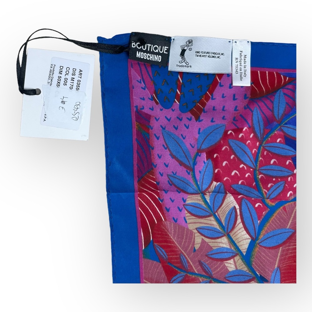 BOUTIQUE MOSCHINO Silk Scarf Floral Print OLIVE
OYL Square from Moschino 19x19” - Picture 7 of 10